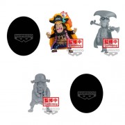 World Collectable Figures - One Piece - 12pc Trafalgar Law Vs Blackbeard Pirates Display